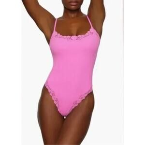 SKIMS Fits‎ Everybody Lace Cami Bodysuit in Neon Orchid - Pink Size L
